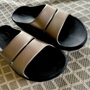 Oofos tan slide worn once size 39